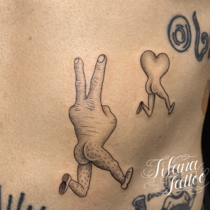 ピースとハートのタトゥー