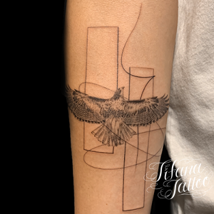 イーグルと図形のファインライン・タトゥー