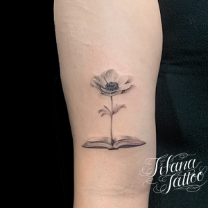 本と花のファインライン・タトゥー