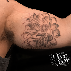 抽象的な蓮のタトゥー