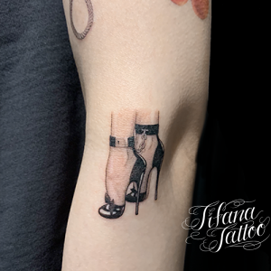 ハイヒールのファインライン・タトゥー