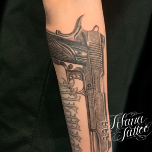 拳銃のタトゥー