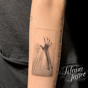 映画のジャケットのファインライン・タトゥー