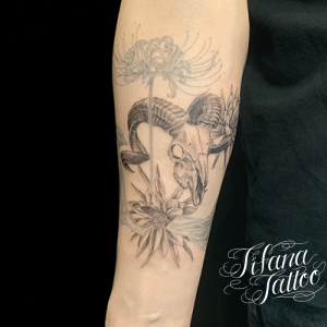 バッファロー・スカルと植物のタトゥー