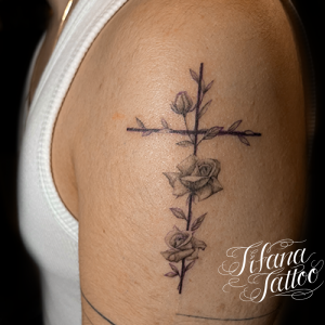 薔薇|十字架のファインライン・タトゥー