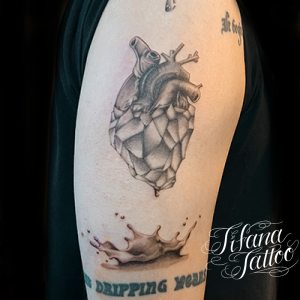 心臓のファインライン・タトゥー