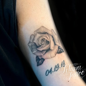 薔薇のファインライン・タトゥー