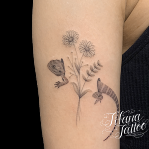 蜥蜴と花のファインライン・タトゥー