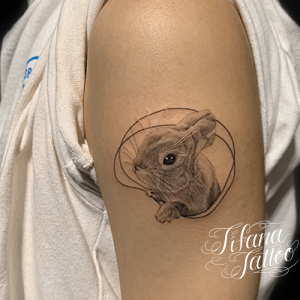 ウサギのポートレートタトゥー