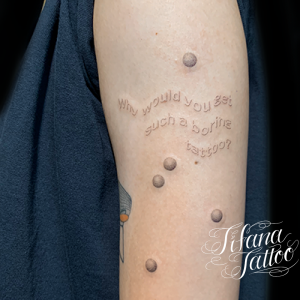 影文字と球体のファインライン・タトゥー