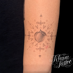 桃と模様のファインライン・タトゥー