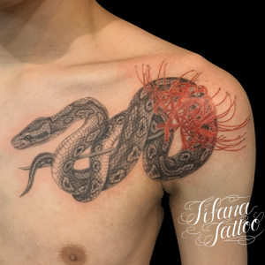 蛇と赤い彼岸花のファインライン・タトゥー