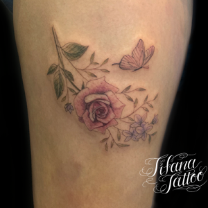 淡い色彩の花と蝶のタトゥー