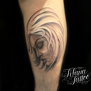 抽象的な女性の横顔タトゥー