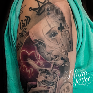 タバコを吸う女性|ドル札|王冠|文字|トランプ|ネオンのハートのチカーノ・タトゥー