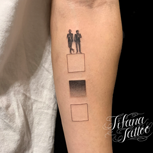 図形とポートレートのファインライン・タトゥー