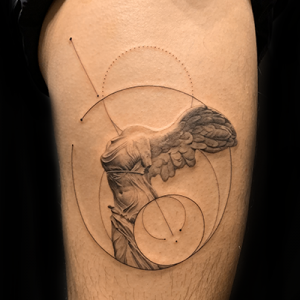 NIKEとジオメトリックのファインライン・タトゥー