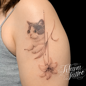 愛猫と百合のファインライン・タトゥー