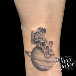 宇宙飛行士と惑星のタトゥー