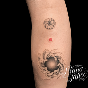 菊のファインライン・タトゥー