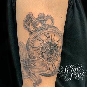 懐中時計と百合のタトゥー
