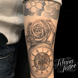 マネーローズ|懐中時計のタトゥー