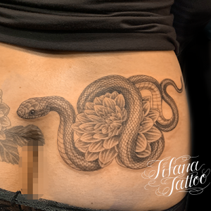 蛇と菊のタトゥー