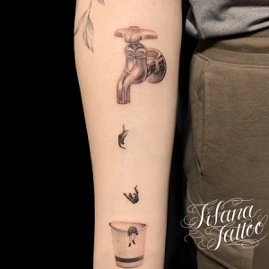 蛇口|人間|コップのファインライン・タトゥー