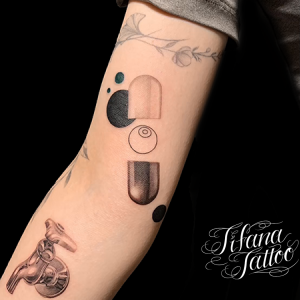 カプセル|目玉|円形のファインライン・タトゥー