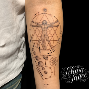 ウィトルウィウス的人体図と宇宙のファインライン・タトゥー