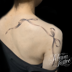 リボンのタトゥー